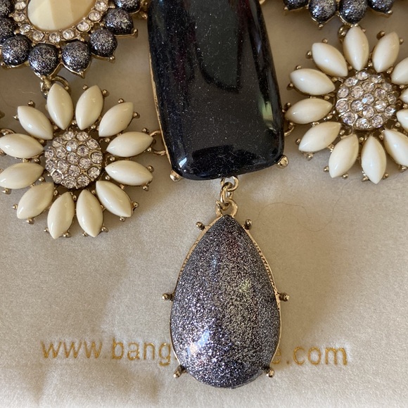 🆕 Beautiful silvery theme statement piece necklace - Picture 3 of 7